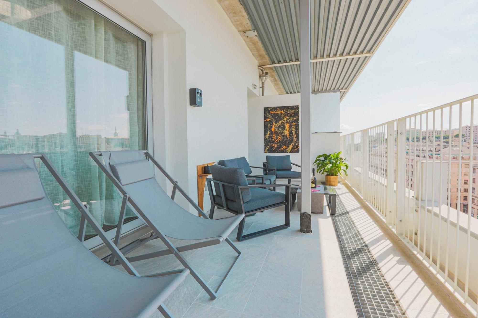Attico Luxury Con Parcheggio E Terrazza Vista Mozzafiato Apartment Genoa Ruang foto